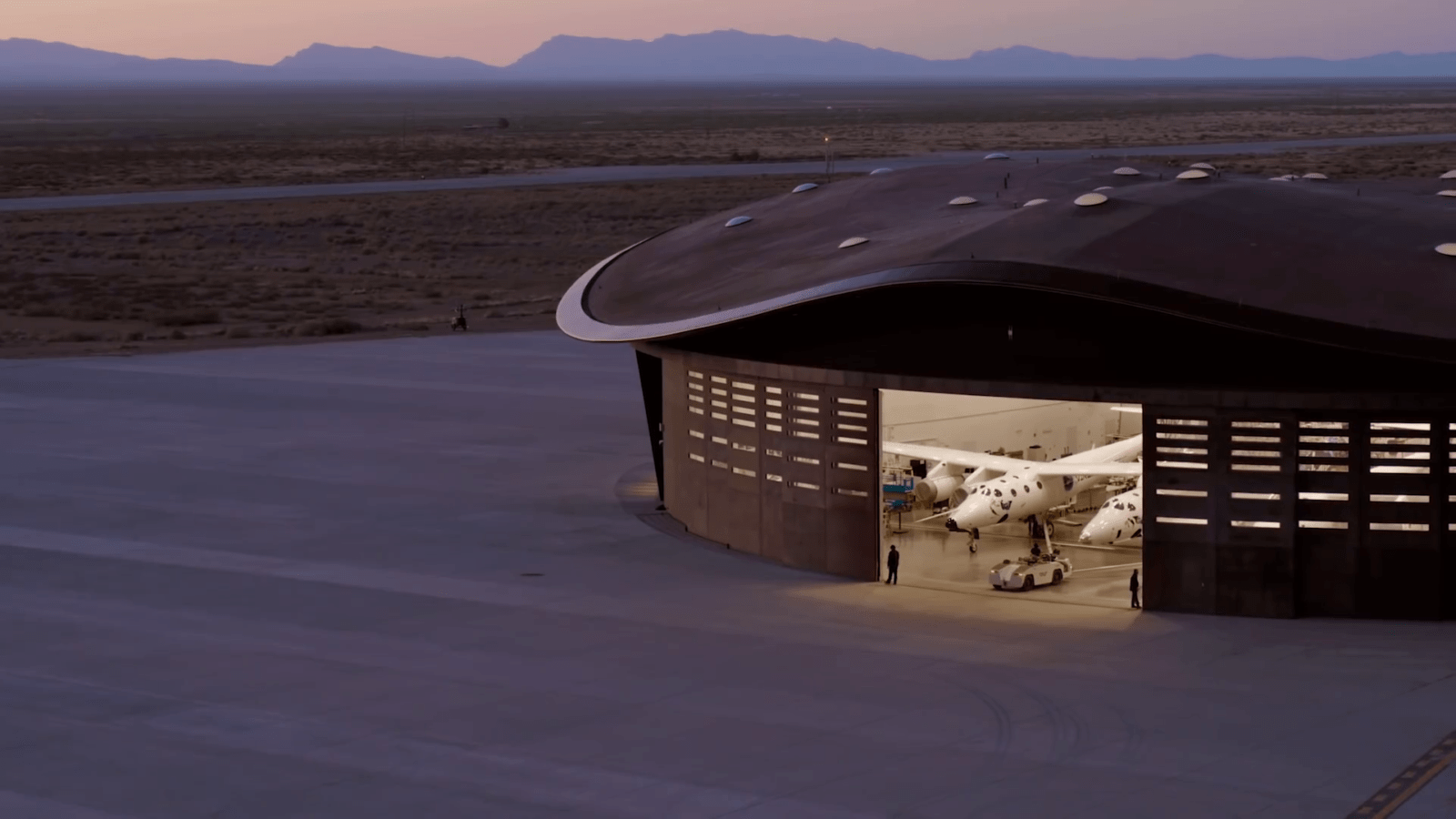 Virgin Galactic 太空飛船從倉庫出來