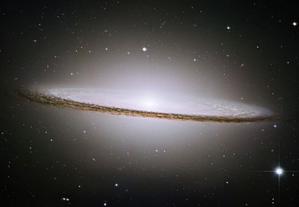 完美圓盤/闊邊帽星系