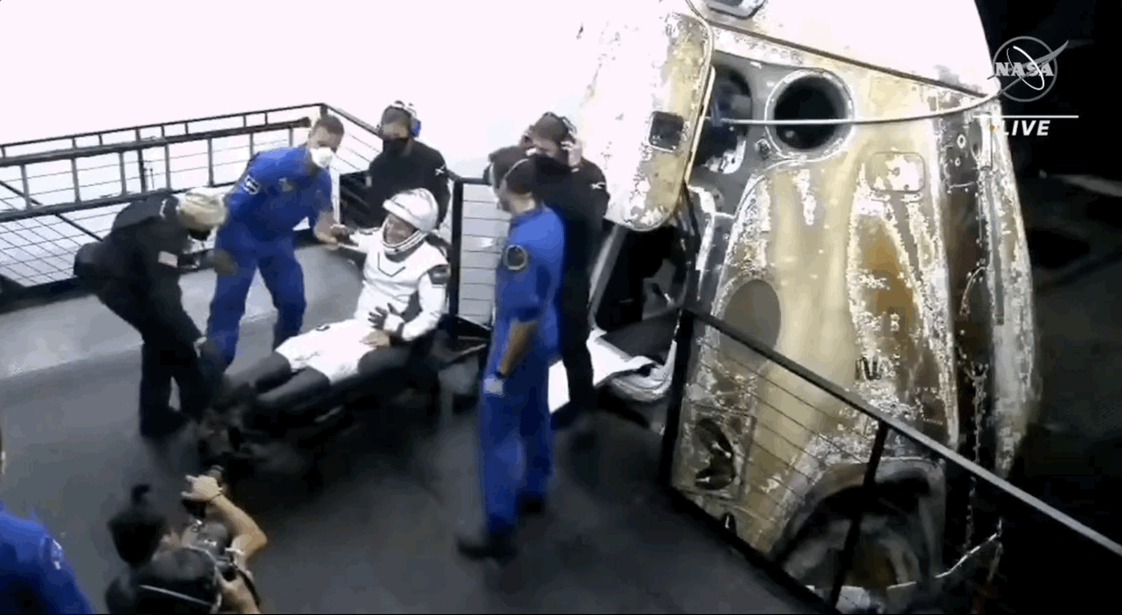 馬蒂亞斯 · 莫伊雷爾在SpaceX出倉後揮手豎起大拇指