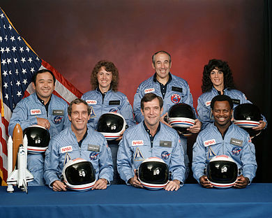 STS-51-L乘組:(前排左起)史密斯、斯科比、麥克內爾;(後排左起)鬼塚承次、麥考利芙、賈維斯、蕾斯尼克