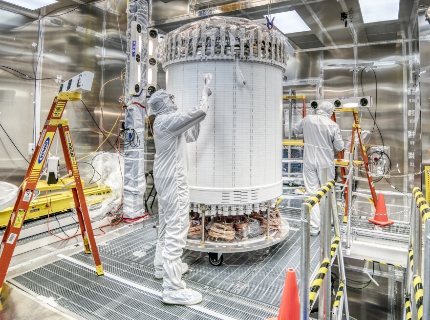 2019 年安裝在地下之前的無塵室中的 LZ 探測器模塊