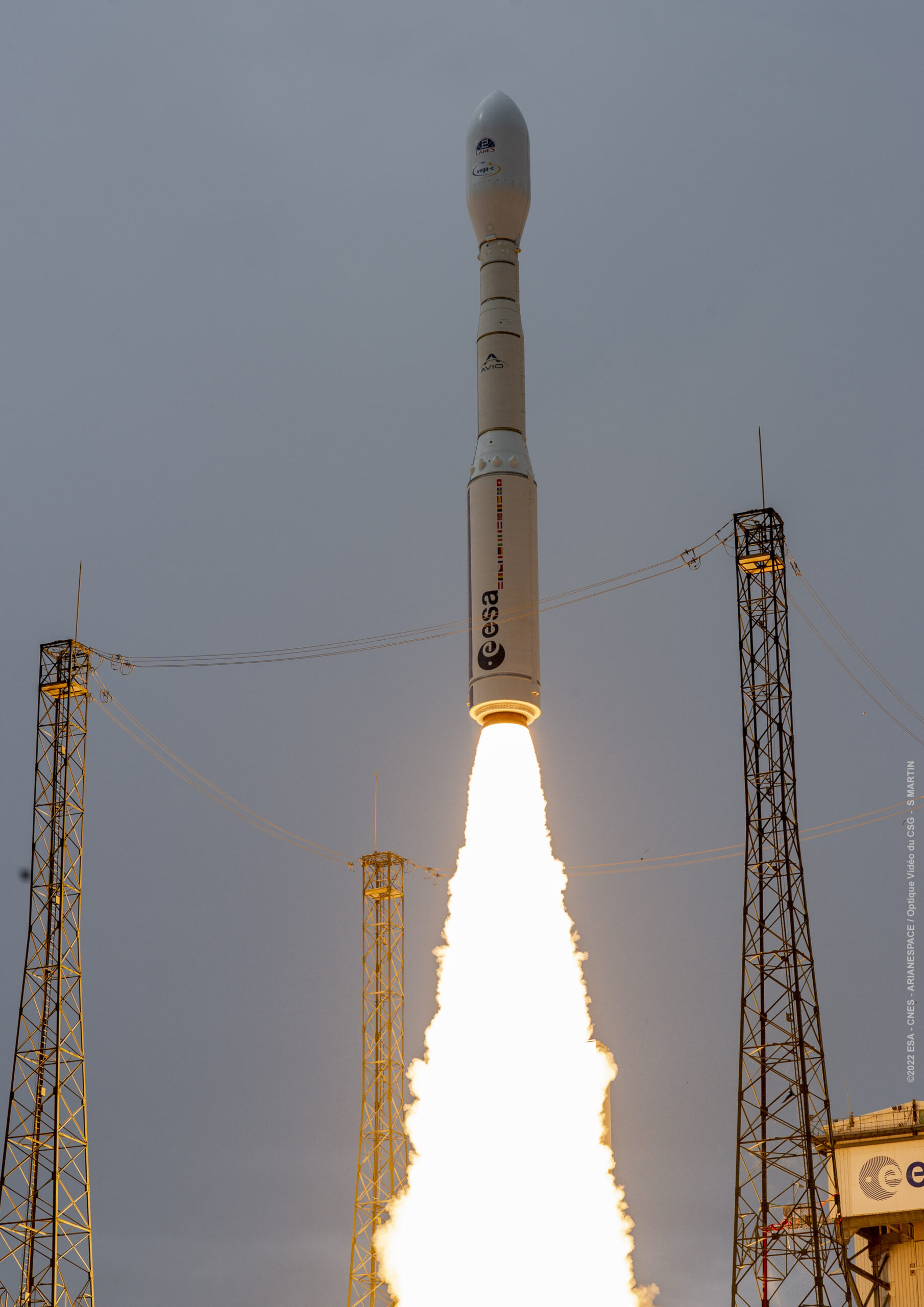 當地時間 15:13 ,歐洲太空總署新的 Vega-C 火箭從蓋亞那太空中心發射升空,開始它的首飛。憑藉著全新的第一級和第二級以及升級後的第四級, Vega-C 在離地 700 公里的圓形繞極軌道的酬載能力已經從其前身 Vega 的 1.5 噸提高到約 2.3 噸。 VV21 航班中, Vega-C 的有效載荷是義大利太空總署的一項科學任務 LARES-2 以及來自法國、義大利和斯洛維尼亞的六顆科研立方衛星。