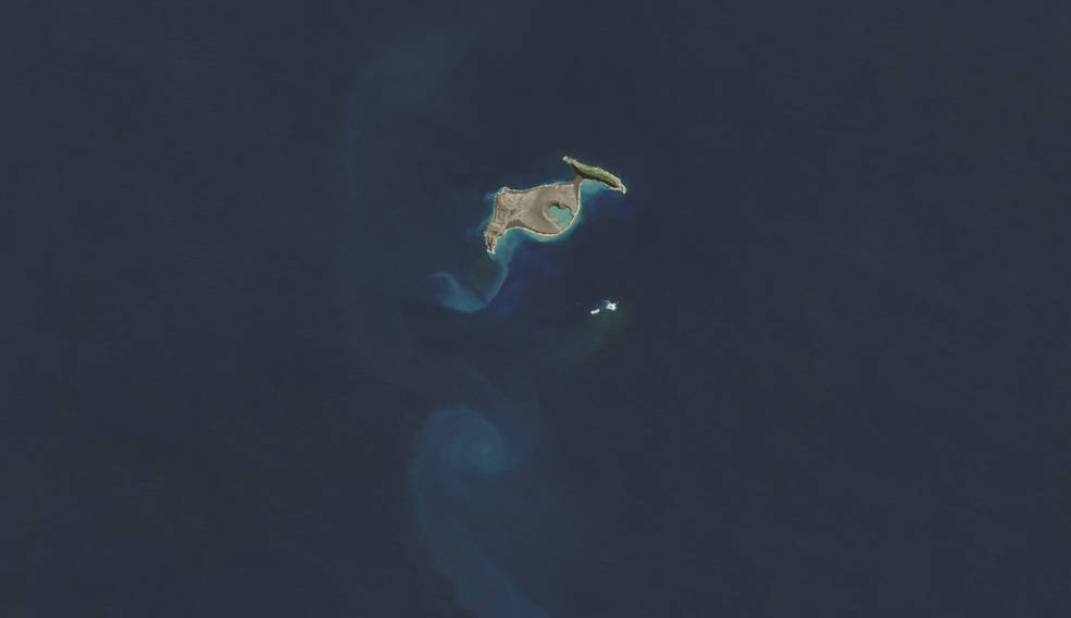 這張衛星圖像顯示, 2015 年4月,在 2022 年 1 月,一場爆炸性水下火山爆發摧毀了波利尼西亞島的大部分地區之前,Tonga-Hunga Ha’apai 火山完好無損。