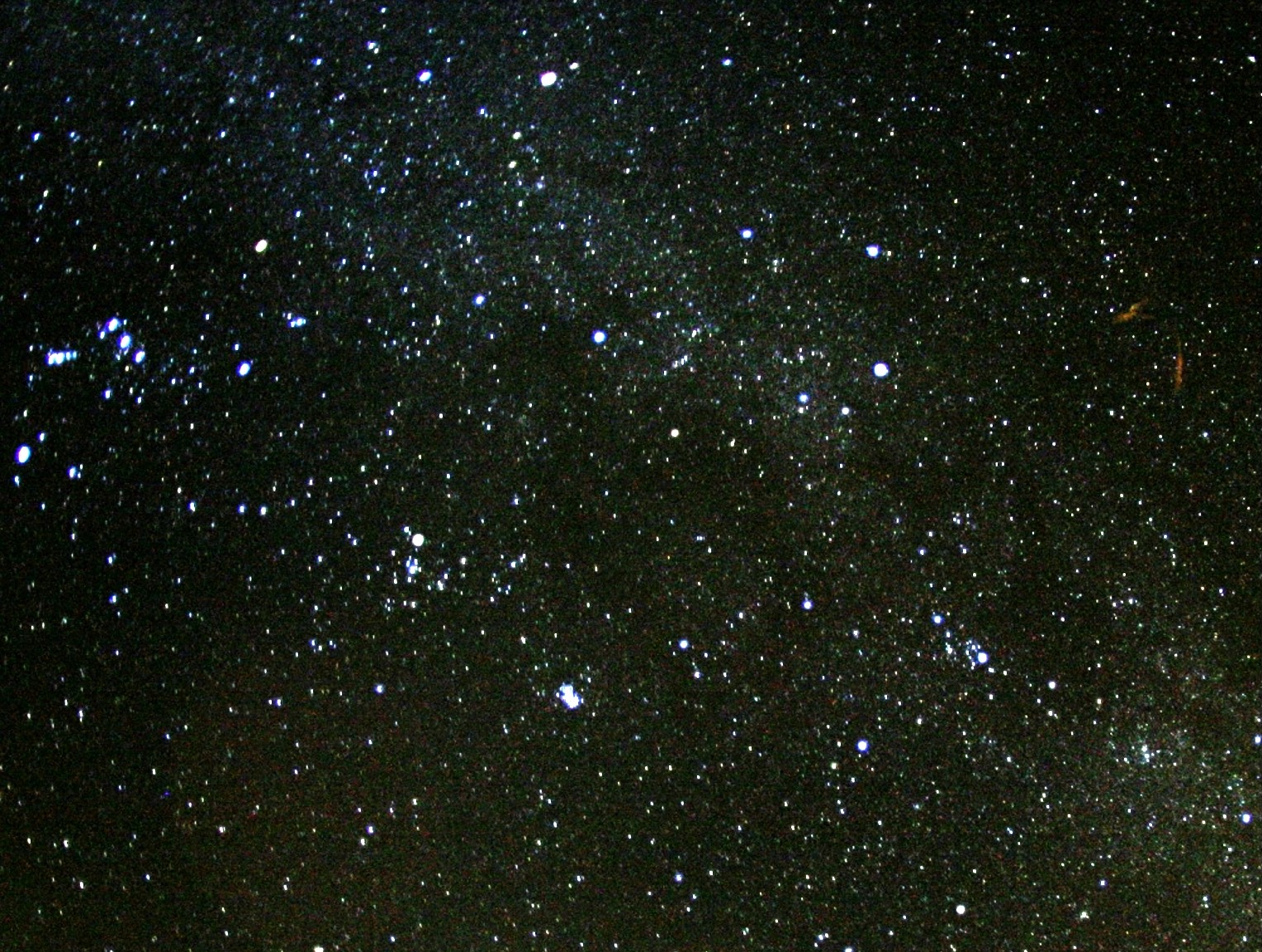 最亮的流星,一個火球,留下的煙塵痕跡被高空的風吹離而偏向圖的右手方向