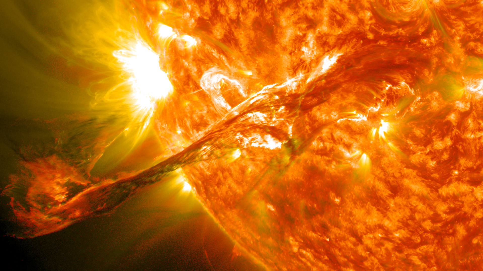 在2012年8月31日爆發的太陽閃焰(日焰),曾一直徘徊在太陽的大氣層、日冕,有著長長的日珥/絲狀體噴發至太空中。