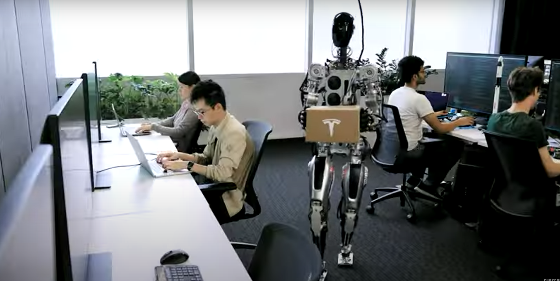 特斯拉機器人在搬運物品